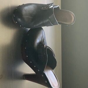 Stylish Black Heeled Clogs